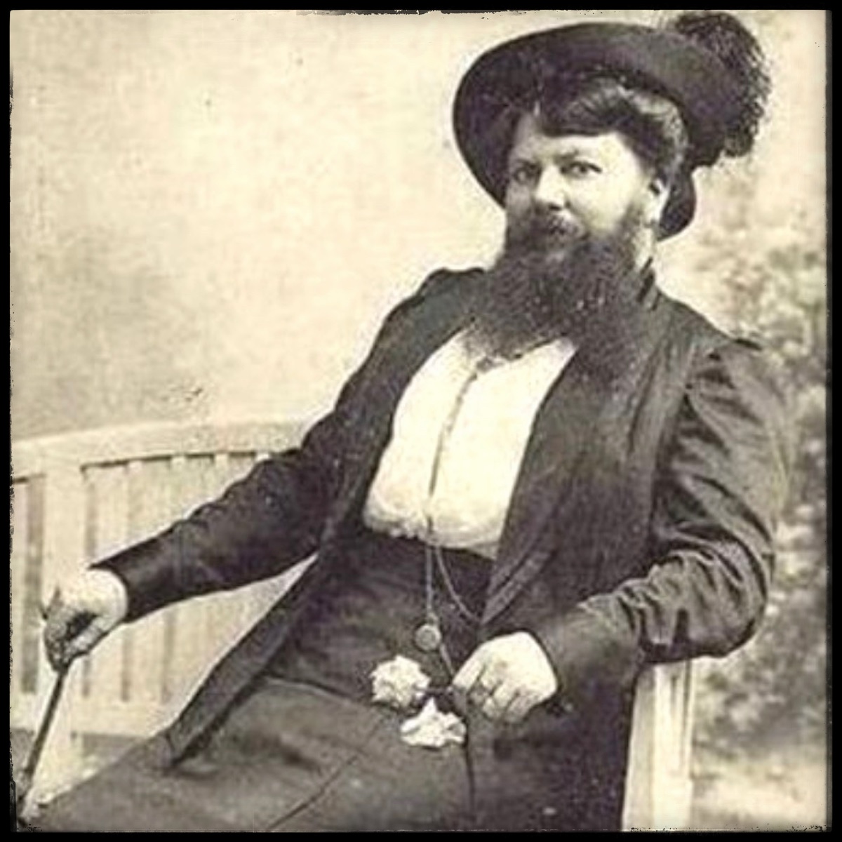 Carte postale humoristique, La femme à barbe_sq