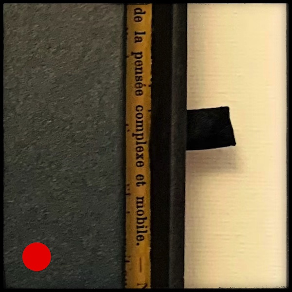 La boîte noire_sq point rouge