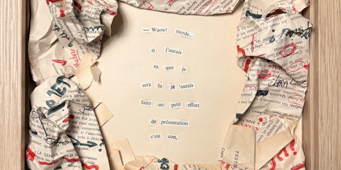 Collage textuel composé de fragments de phrases disposés au centre, entourés de pages imprimées froissées et annotées en rouge, encadré dans un caisson en bois clair.