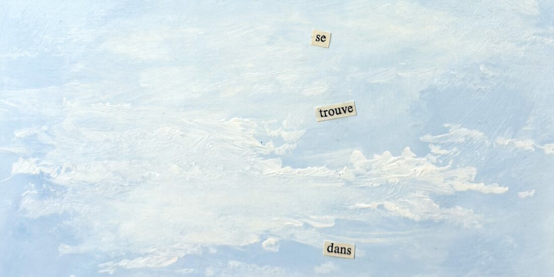 Composition picturale aux tonalités bleu ciel évoquant un ciel nuageux, ponctuée de fragments de texte disposés verticalement formant une phrase sur la vérité, la liberté, la nature.
