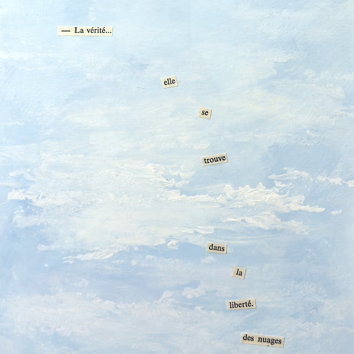 Composition picturale aux tonalités bleu ciel évoquant un ciel nuageux, ponctuée de fragments de texte disposés verticalement formant une phrase sur la vérité, la liberté, la nature.