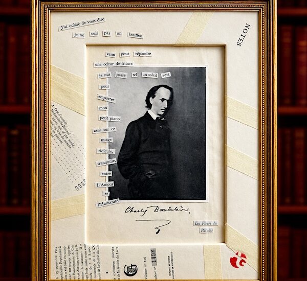 Œuvre de collage encadrée autour d’un portrait de Charles Baudelaire, avec fragments de texte découpés, pages anciennes et titre « Les Fleurs du Paradis ».